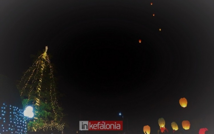 «Μαγικό» σκηνικό στα Ομαλά με «ιπτάμενα» φαναράκια στο άναμμα του Χριστουγεννιάτικου Δέντρου! (εικόνες + video)