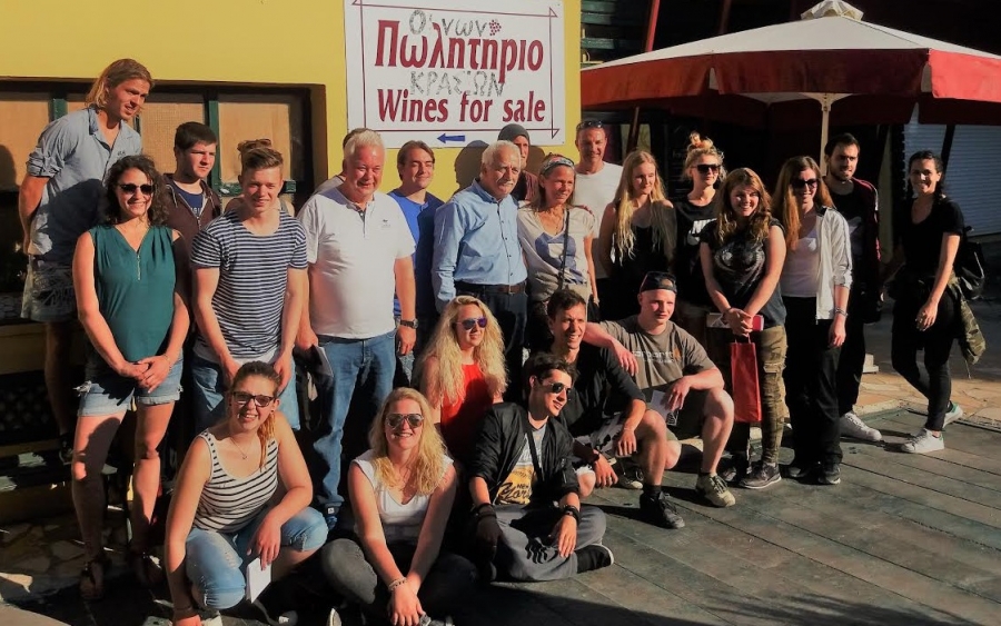 Νέοι από τη Γερμανία και την Ελλάδα επισκέφθηκαν γνωστό οινοποιείο της Κεφαλονιάς