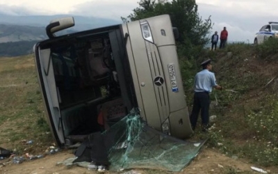 Σέρρες: Αποκαλυπτικές εικόνες και μαρτυρίες μετά την ανατροπή του λεωφορείου - Τραυματίστηκαν γονείς και μαθητές δημοτικού (εικόνες + video)
