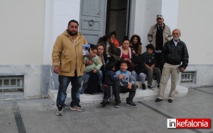 Διαμαρτυρία των Ρομά έξω από το Δημαρχείο Κεφαλονιάς: «Μας πέταξαν στο δρόμο...» (video)