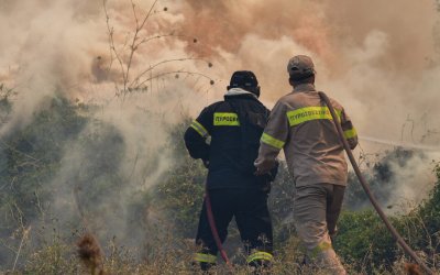 106 πυροσβέστες στη μάχη με τα μέτωπα στον Ελειό