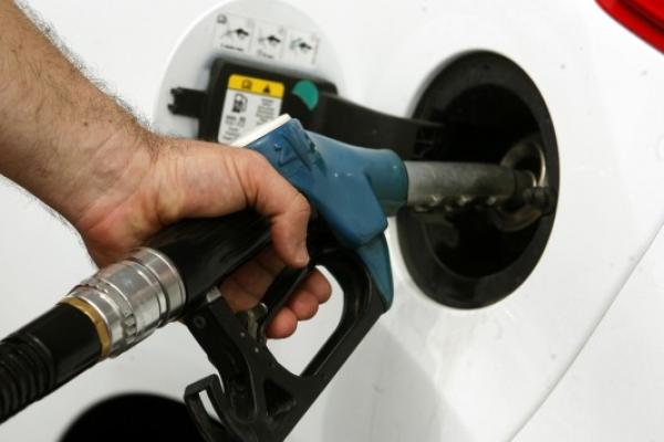 Επιτέλους πέφτει η τιμή σε πετρέλαιο και βενζίνη