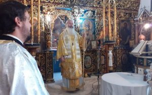 Η Θεία Λειτουργία στην Ιερά Μονή Παναγίας Ανατολικού Φερεντινάτων (εικόνες)