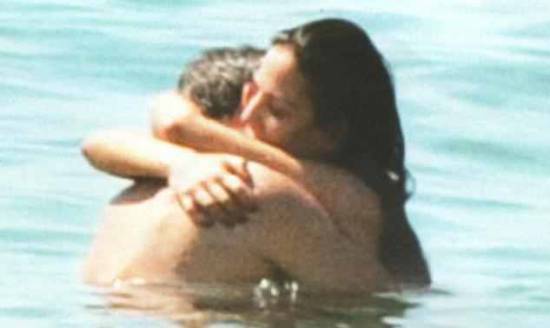 Δ. Ματσούκα: “Καυτά” φιλιά με τον νέο της σύντροφο στην παραλία! (photos)