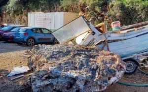 Πόρος: Τεράστιος βράχος αποκολλήθηκε και έπεσε δίπλα σε σπίτι - Ελέγχους στα εδάφη ζητάει ο πρόεδρος της Τοπικής Κοινότητας (εικόνα)