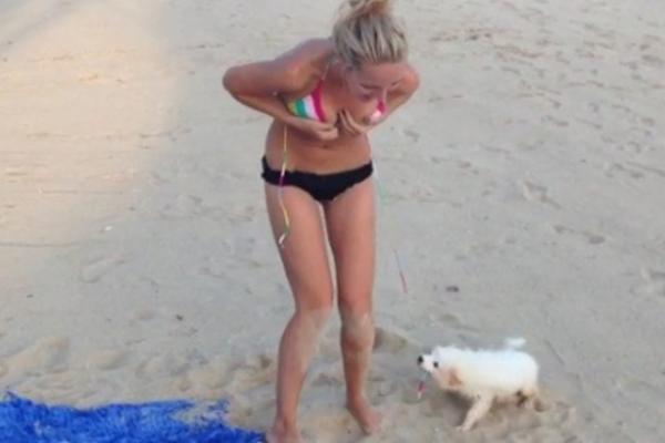 Σκύλος λύνει το μαγιό κοπέλας και προσπαθεί να την αφήσει γυμνή! (video)