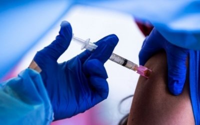 EΟΦ για θρομβώσεις: 5 περιστατικά σε σύνολο 905.915 εμβολιασμών με AstraZeneca
