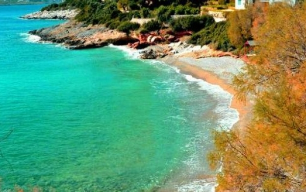 Ερωτοσπηλιά: Μια παραλία με αμμουδιά και διάφανα νερά 36 χιλιόμετρα από την Αθήνα