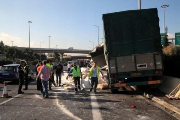 Δύο νεκροί και τέσσερις τραυματίες σε τροχαίο στην Αθηνών - Λαμίας