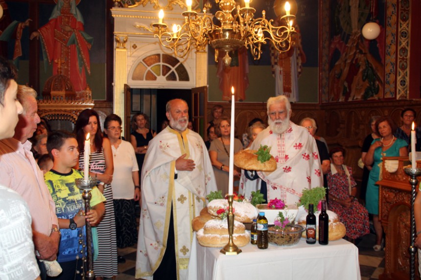 Με λαμπρότητα ο εσπερινός για τον εορτασμό του Γενεσίου της Θεοτόκου στα Κουβαλάτα Παλικής (εικόνες)