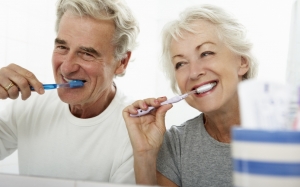 Μπορεί το βούρτσισμα των δοντιών να αποτρέψει τη νόσο Αλτσχάιμερ;