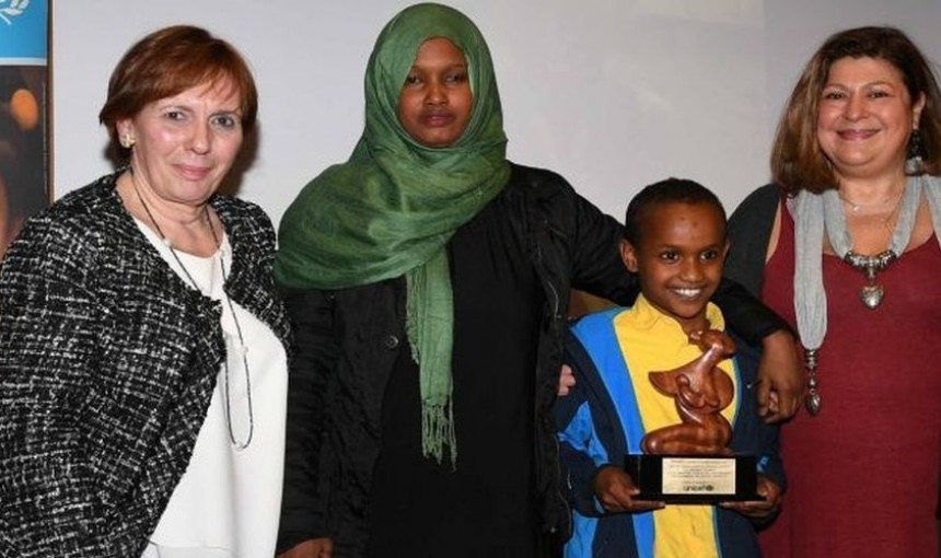 Βραβεύτηκε προσφυγόπουλο-θαύμα που μιλάει έξι γλώσσες και κάνει τον διερμηνέα στον Ελαιώνα