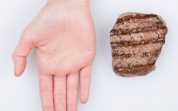 Σοκολάτα, κέικ, τυρί, κρέας, ζυμαρικά: Βρείτε την ιδανική ποσότητα με οδηγό το χέρι σας [εικόνες]