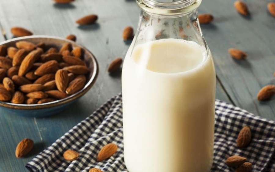 Πως να φτιάξετε μόνοι σας γάλα αμυγδάλου σύμφωνα με τον Άκη Πετρετζίκη