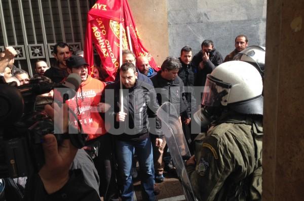 Ξύλο και χημικά στην πορεία του ΠΑΜΕ - Διαδηλωτές έσπασαν τον αστυνομικό κλοιό - Τα ΜΑΤ χτυπάνε και δημοσιογράφους