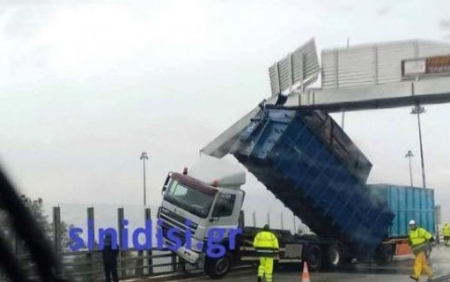 Γέφυρα Ρίου - Αντίρριου: Άνεμοι σήκωσαν νταλίκα και την «κάρφωσαν» στις πινακίδες! [εικόνες]