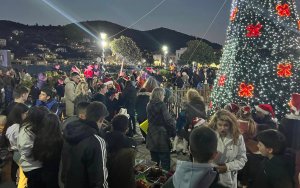 Σε μια κατάμεστη πλατεία άναψε το Χριστουγεννιάτικο δέντρο στην Ιθάκη