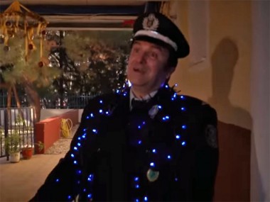 Η Ελληνική Αστυνομία σας εύχεται χρόνια πολλά με ένα εορταστικό χριστουγεννιάτικο βίντεο Mannequin Challenge