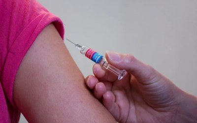 Προσεχώς στα φαρμακεία ο εμβολιασμός για τον κορονοϊό