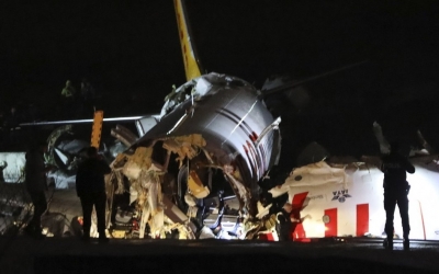 Αεροπλάνο κόπηκε στα δύο σε αεροδρόμιο στην Κωνσταντινούπολη