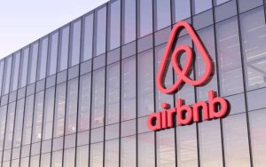 Η Airbnb λανσάρει ιδιωτικές μεταφορές σε πάνω από 125 πόλεις μέσω της ελληνικής Welcome Pickups