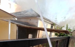 Πόρος: Έκρηξη φιαλών υγραερίου σε κουζίνα οικίας – Συναργερμός στην Πυροσβεστική (εικόνες/video)