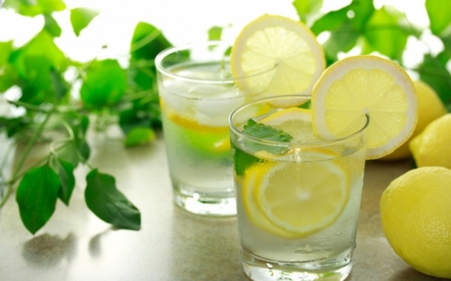 Τι θα σου συμβεί αν πίνεις κάθε πρωί ένα ποτήρι ζεστό νερό με λεμόνι;