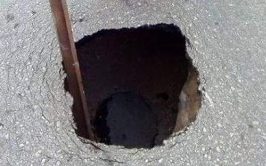 Πάτρα: Ανοιξε τρύπα βάθους δύο μέτρων σε δρόμο - Η επική σήμανση που μπήκε! (εικόνα)