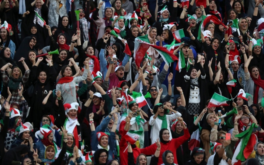 Ιστορική στιγμή: Γυναίκες σε γήπεδο ποδοσφαίρου στο Ιράν μετά από 40 χρόνια [εικόνες]