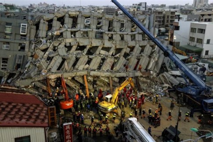 Ζωντανός 20χρονος μέσα στα συντρίμμια πολυώροφου κτιρίου στην Ταϊβάν