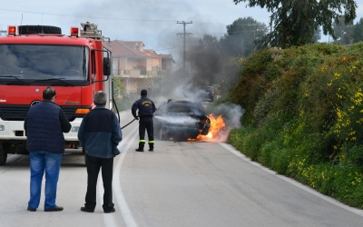 Αυτοκίνητο τυλίχθηκε στις φλόγες στο Βαρικό (εικόνες)