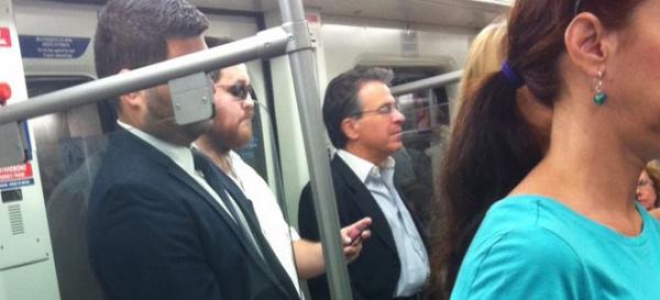 O Aργύρης Ντινόπουλος διαφημίζει τον εαυτό του γιατί πήρε το μετρό! [εικόνες]