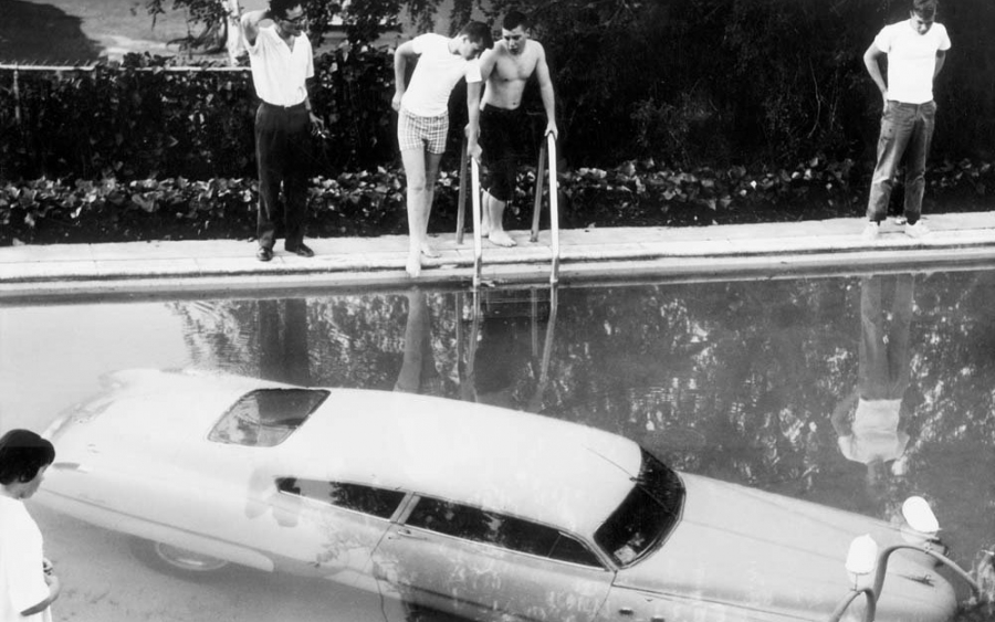 Οταν μεθυσμένος οδηγός το 1961 μπήκε σε πισίνα του Μπέβερλι Χιλς με το αυτοκίνητό του [εικόνες]