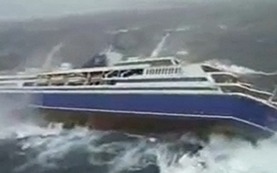 Συγκλονιστικό βίντεο με κρουαζιερόπλοιο που παλεύει με τα κύματα