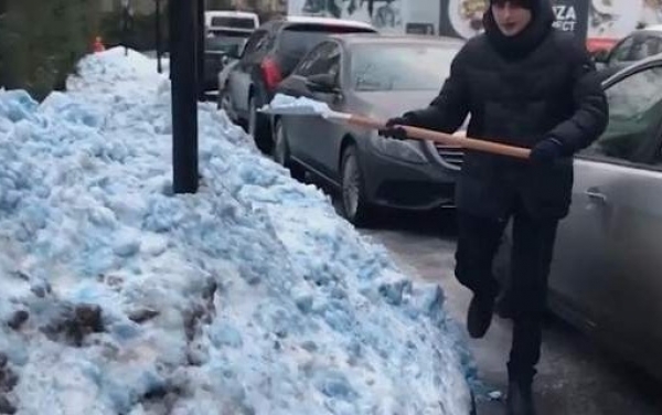 Μυστήριο και σύγχυση από το μπλε χιόνι στην Αγία Πετρούπολη (εικόνα)