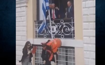 Κέρκυρα: Κι όμως συνέβη - Ο Μπότης από το δημαρχείο έπεσε στο κεφάλι περαστικής! (video)