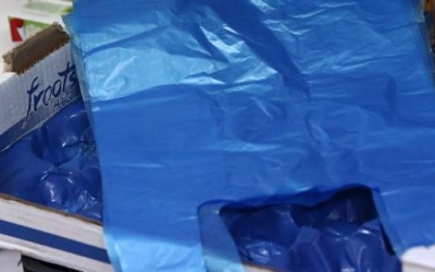 Οι Ελληνες έκοψαν την πλαστική σακούλα που χρεώνεται πλέον και παίρνουν τσάντες πολλαπλών χρήσεων