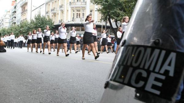 Παρέλαση με 2.000 αστυνομικούς και... κάγκελα