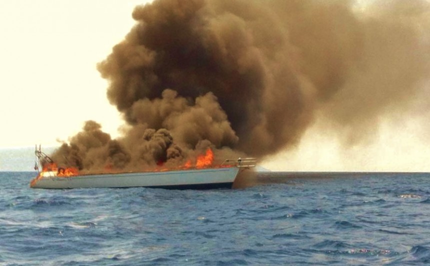 Ανανεωμένο - Το Λιμενικό για την εκδήλωση πυρκαγιάς σε ιστιοπλοϊκό σκάφος στην Κεφαλονιά (εικόνες)