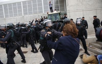 Καταλονία: Βίαιη επέμβαση της αστυνομίας στα εκλογικά κέντρα-Πλαστικές σφαίρες και τραυματίες [εικόνες]