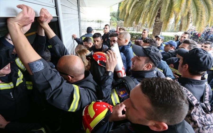 Ένταση με πυροσβέστες στο υπουργείο Διοικητικής Ανασυγκρότησης