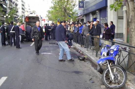 Μοτοσικλετιστής τραυμάτισε και εγκατέλειψε μητέρα και δύο παιδιά στο κέντρο της Αθήνας