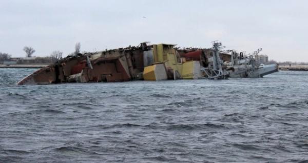 Οι Ρώσοι βύθισαν πλοίο τους για να μπλοκάρουν λιμάνι στη Μαύρη Θάλασσα [βίντεο]