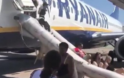 Πανικός σε πτήση της Ryanair: Ανατινάχθηκε κινητό