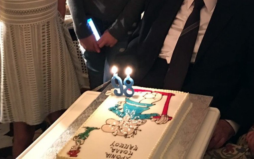 Η εμπνευσμένη τούρτα του Κωνσταντίνου Μητσοτάκη με τον… Μαθουσαλίξ