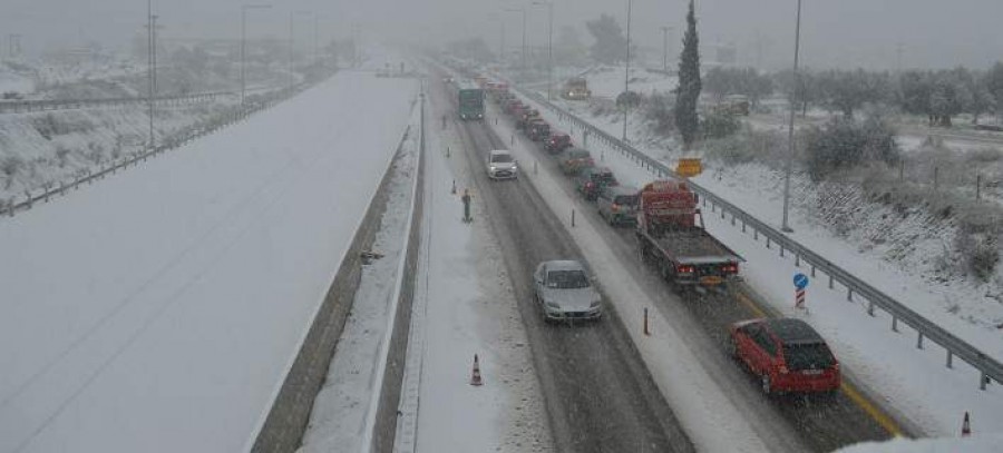 Φονικός χιονιάς –10 ώρες εγκλωβισμένοι οι οδηγοί στην εθνική Πατρών-Κορίνθου