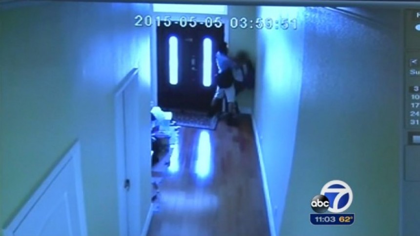 Video σοκ: 13χρονη δέχεται επίθεση από παιδόφιλο μέσα στο σπίτι της!