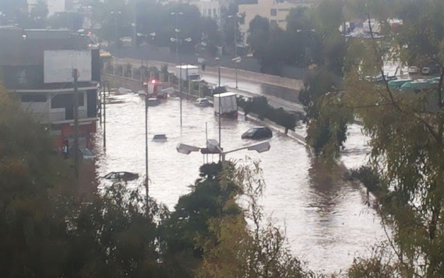Χείμαρροι οι δρόμοι στην Αθήνα λόγω καταιγίδας -Παρασύρθηκαν ΙΧ στο Κερατσίνι [εικόνες]