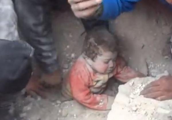 Συγκλονιστικές στιγμές από τη διάσωση ενός μωρού στη Συρία (VIDEO)