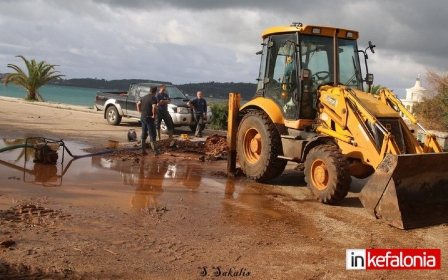 Άμεση επέμβαση της ΔΕΥΑΚ για επισκευή σπασμένου αγωγού στο Φανάρι (εικόνες)